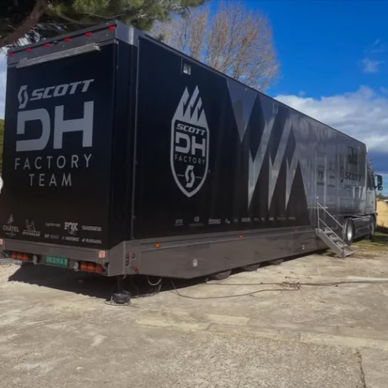 Nouveau projet d'envergure : Total Covering sur un semi-remorque Volvo