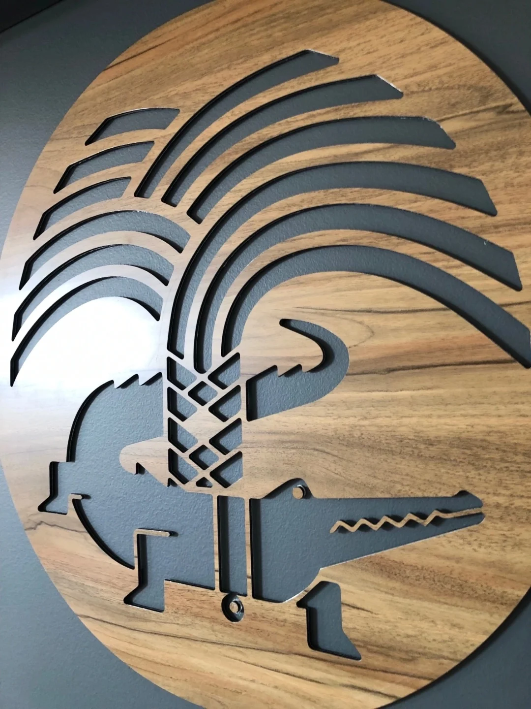Enseigne murale intérieure en bois avec découpe laser