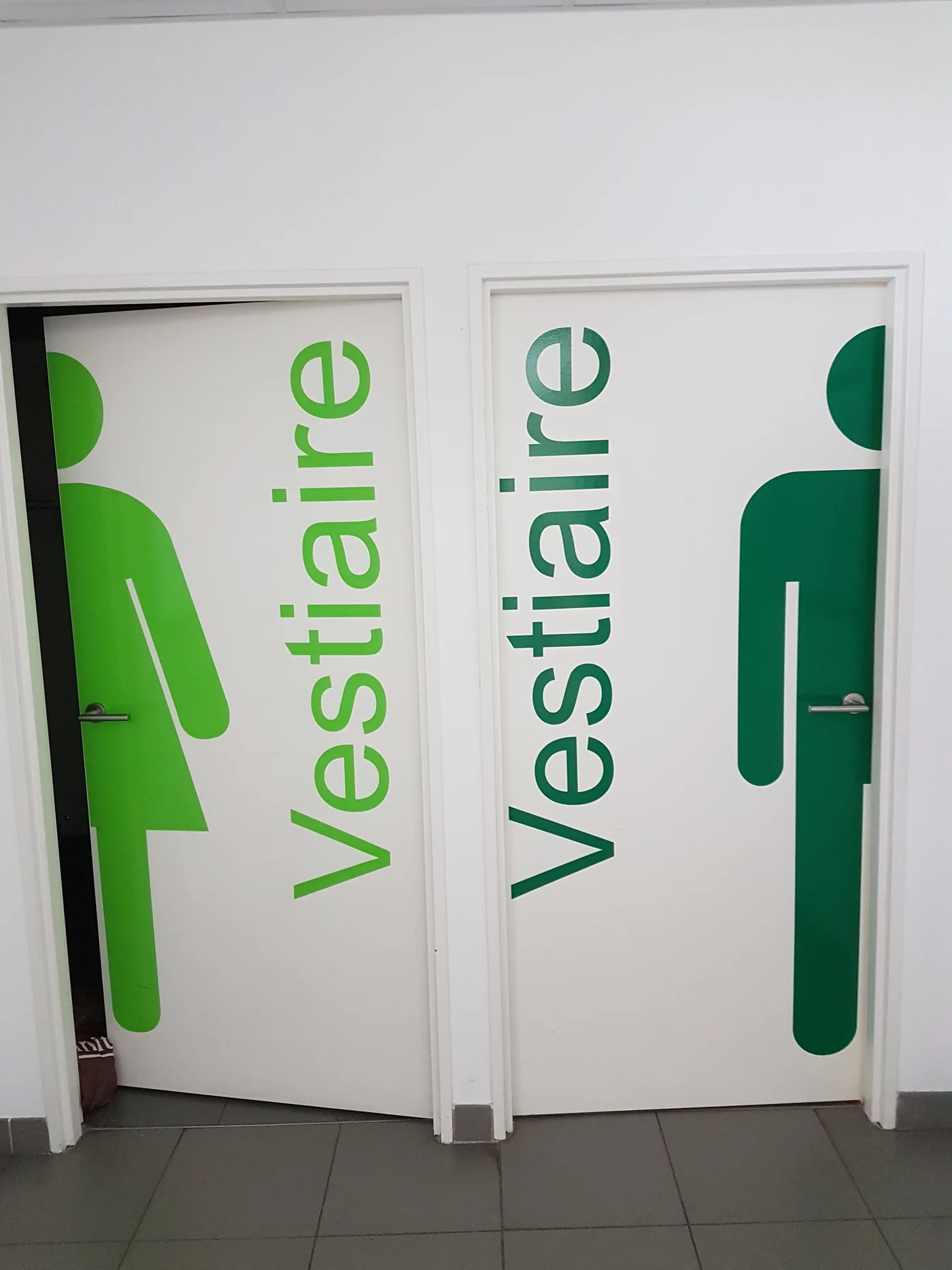 Adhésif sur porte vestiaire