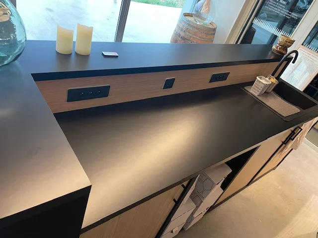 Habillage décoratif adhésif noir banque accueil Lissac